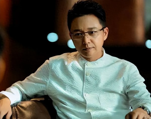 钱程策略 他长得“漂亮”、演技好，却赚不到钱被离婚，熬到44岁终于翻身，如今儿女双全，刘奕君坦言：难忘妻子一句话