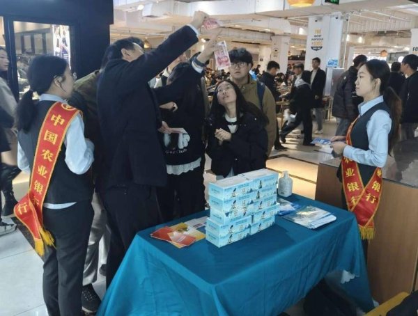益阳指 农行奥林匹克支行联合大连东软信息学院开展反假币知识进校园宣传活动